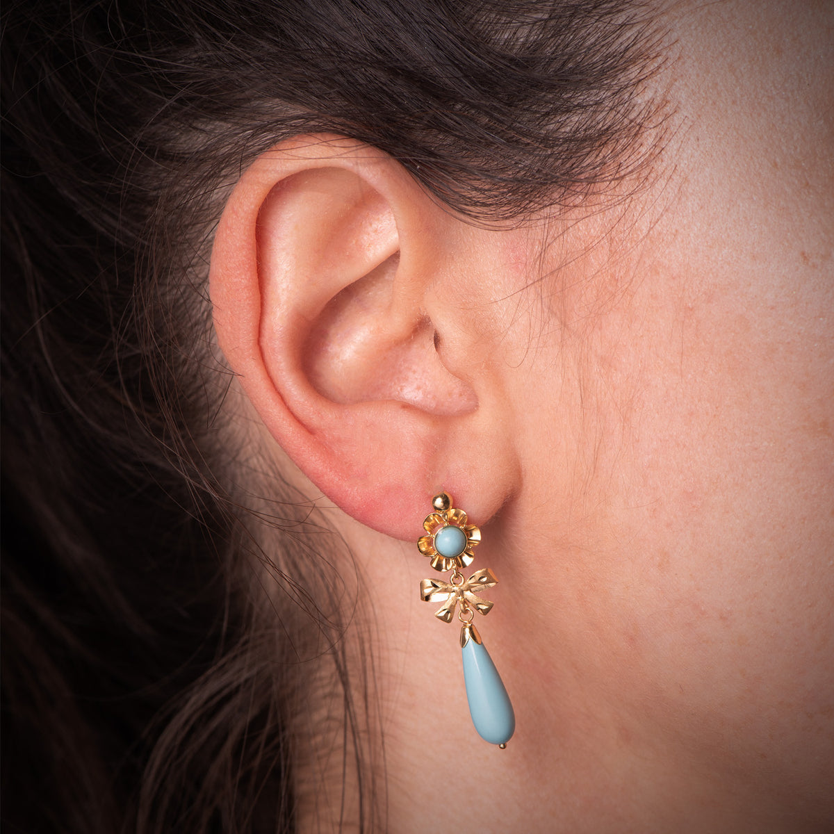 Pendientes Cubanas Lazo Turquesas. Medida: 33 x 10 mm. de oro amarillo 18K