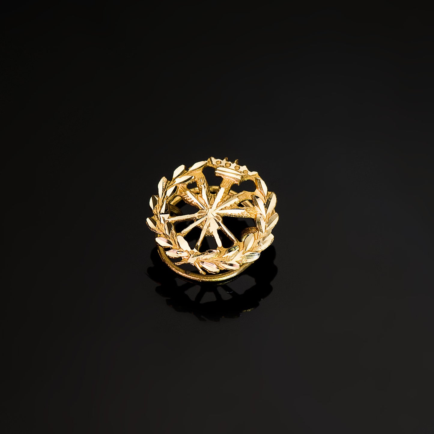 18K INSIGNIA ORO AMARILLO INGENIERO AGRONOMO. 15 X 15 MM