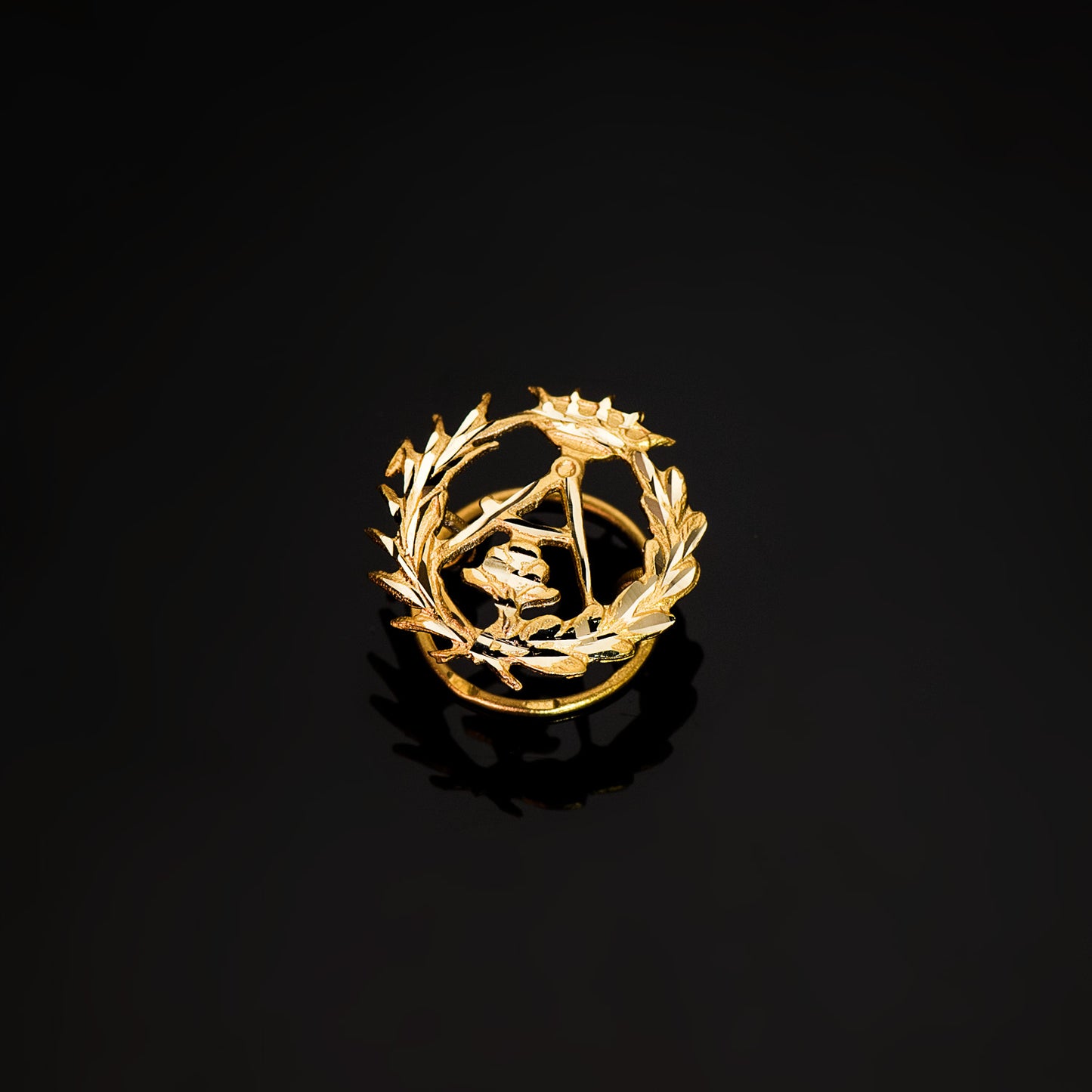 18K INSIGNIA ORO AMARILLO ARQUITECTURA. 16 X 16 MM