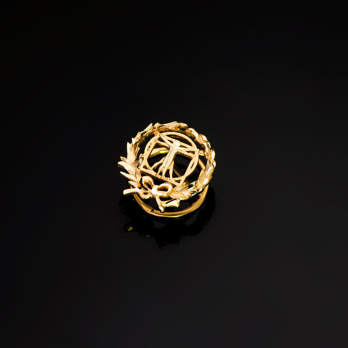 Insignia Bellas Artes. 15 x 14 mm de oro amarillo 18K