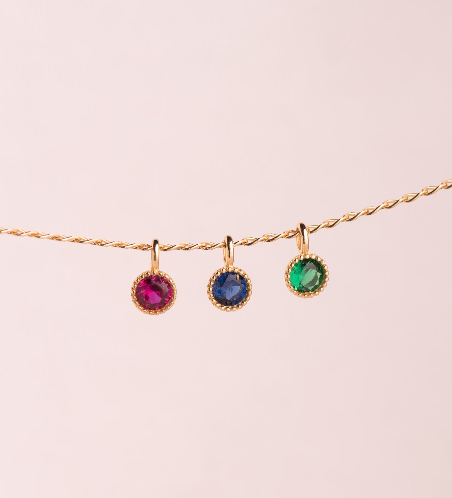 18K COLGANTE ORO AMARILLO REDONDO PIEDRA AZUL BORDES BOLITAS. MEDIDA: 8,5 X 5MM