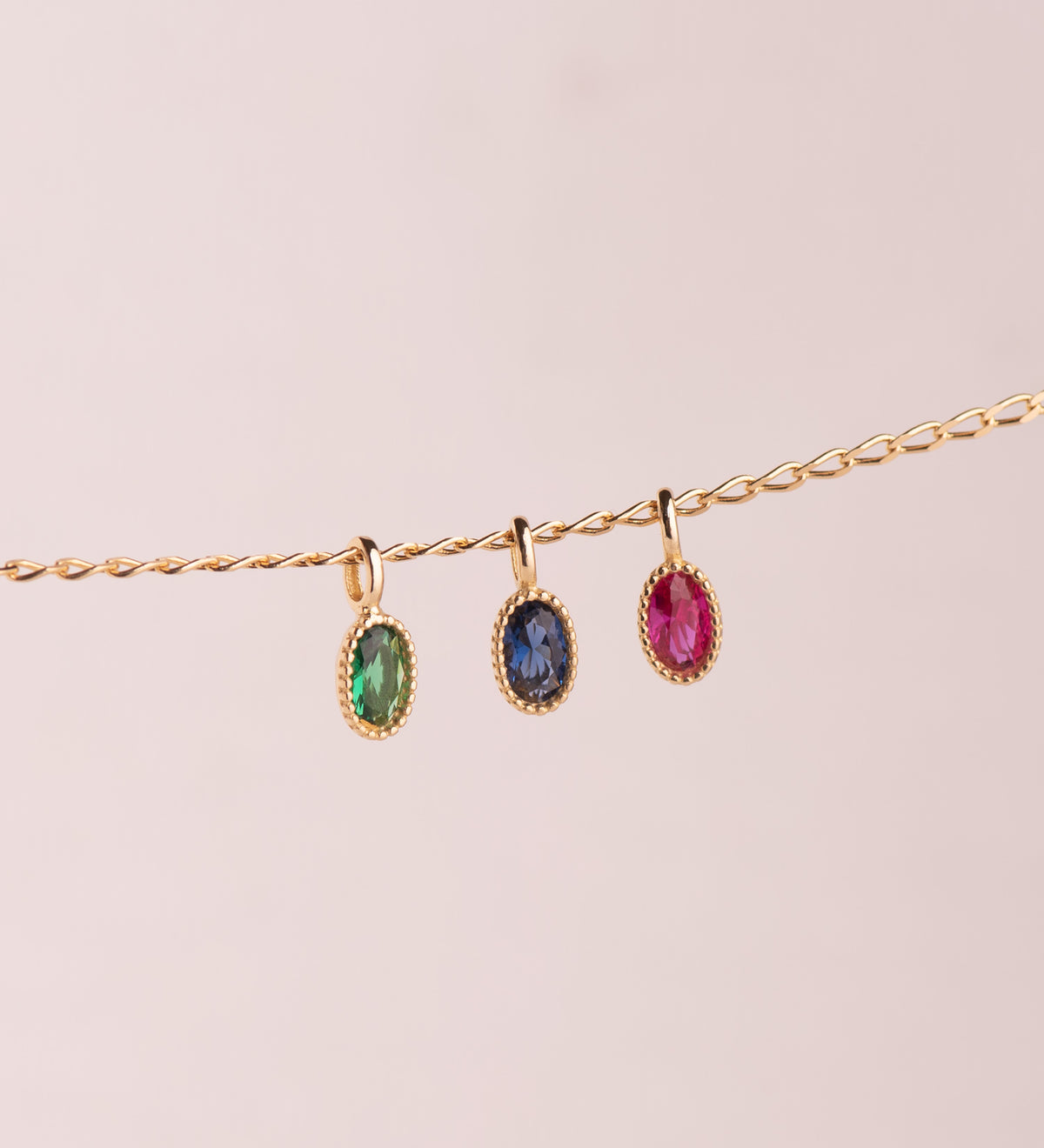 Colgante Oval Piedra Roja Bordes Bolitas. Medida: 9 x 4 mm de oro amarillo 18K