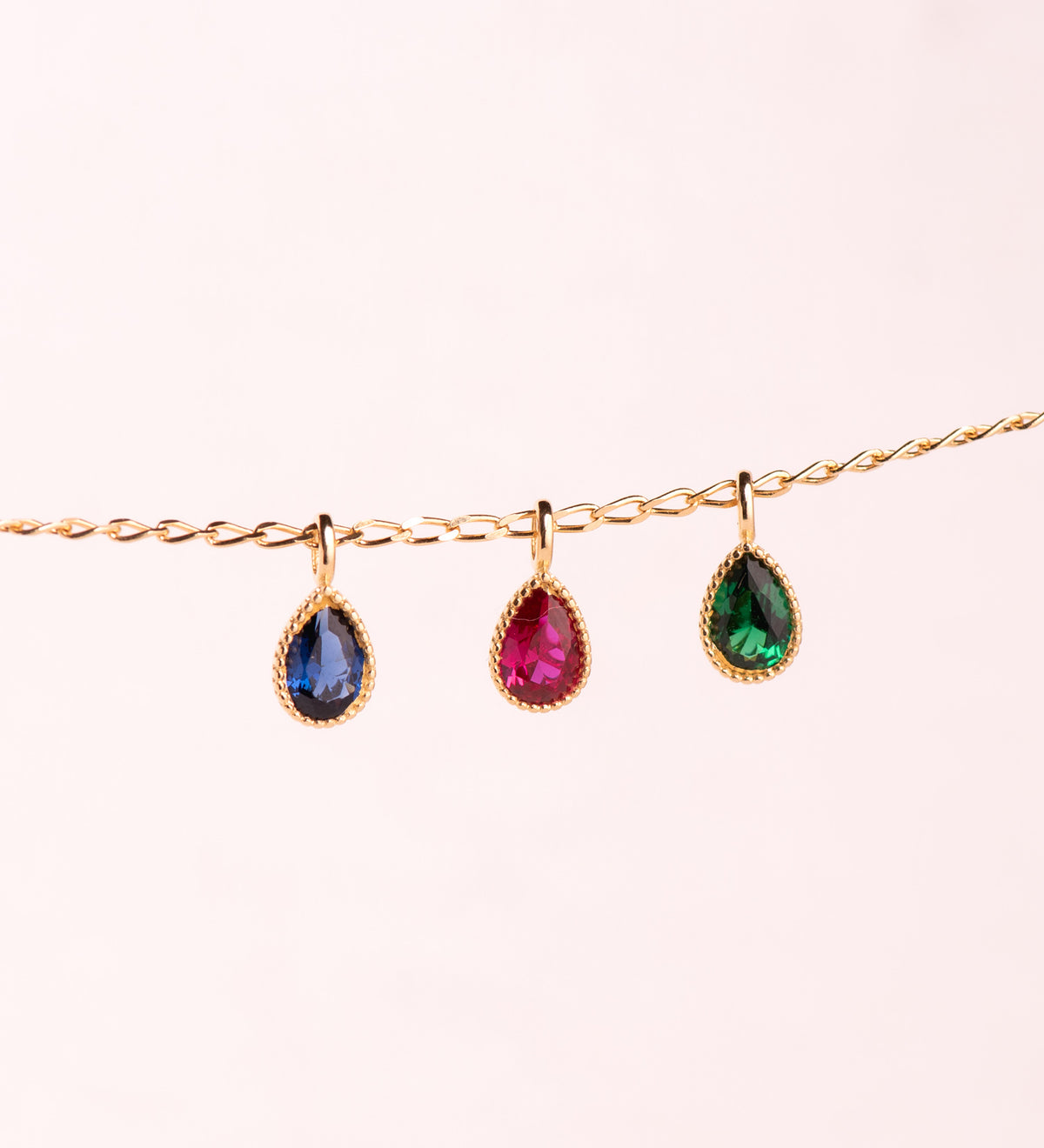 Colgante Gota Piedra Roja Bordes Bolitas. Medida: 11 x 5 mm de oro amarillo 18K