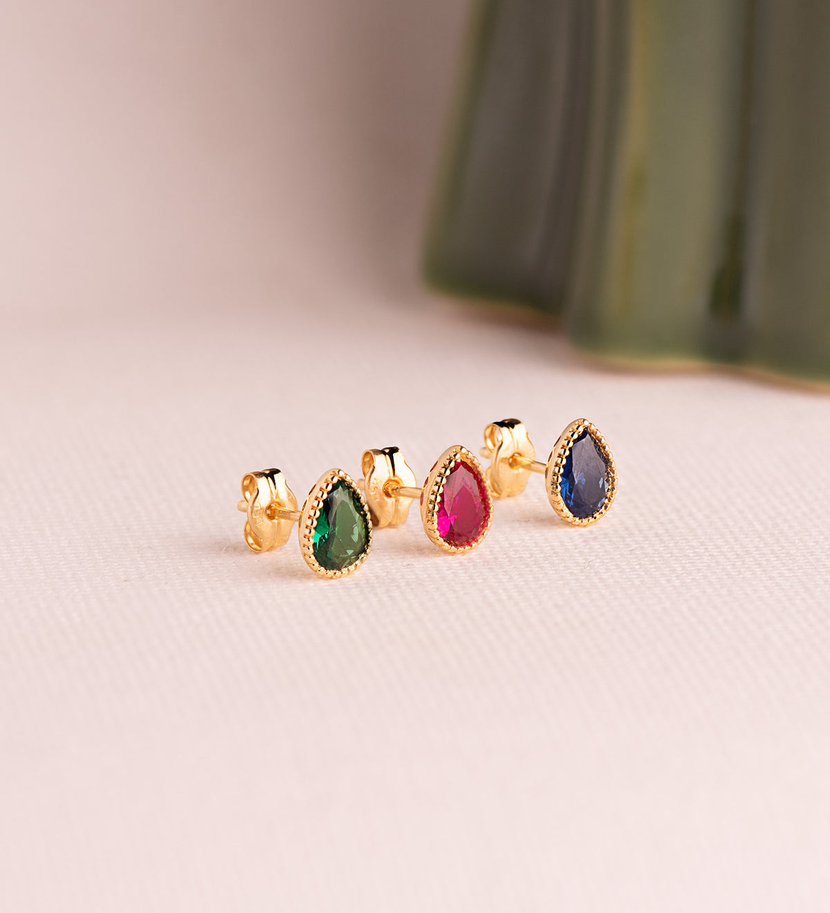 Pendientes Gota Piedra Roja Bordes Bolitas. Medida: 7 x 5 mm. de oro amarillo 18K