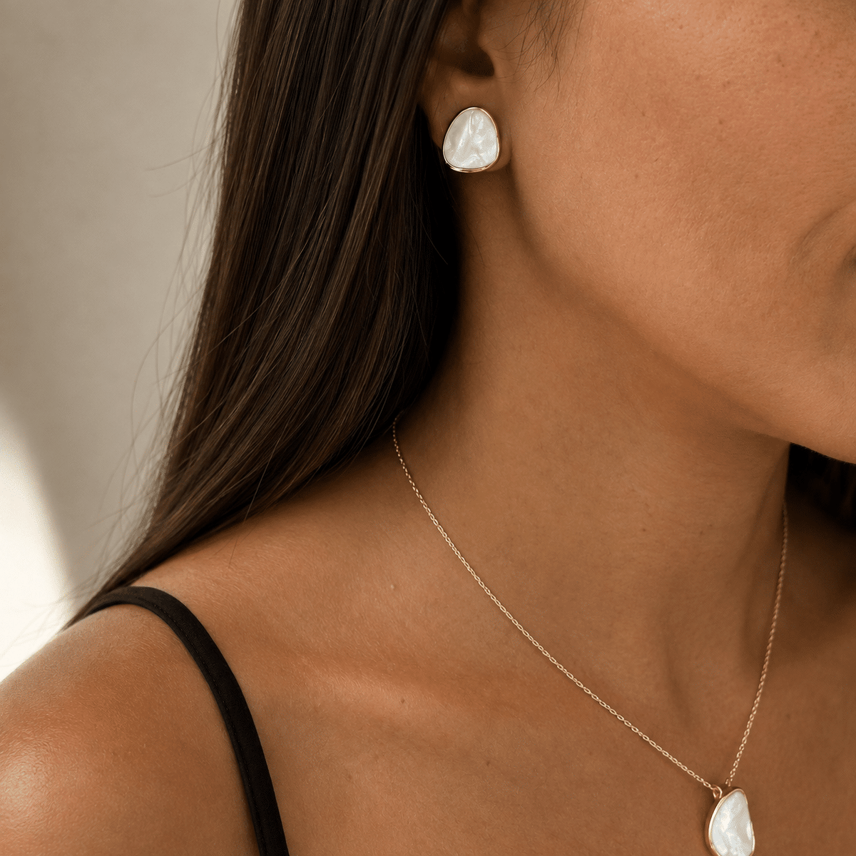 Conjunto nácar con baño de oro de 14 quilates - imagen adicional - Joyería Zafir
