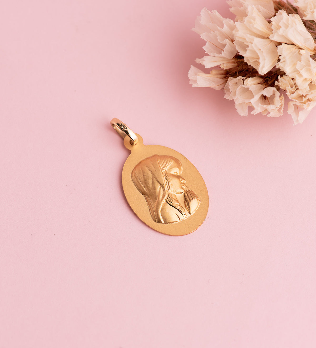 Medalla Virgen Niña Oval Lisa Matizada. Medida: 23 x 15 mm de oro amarillo 18K