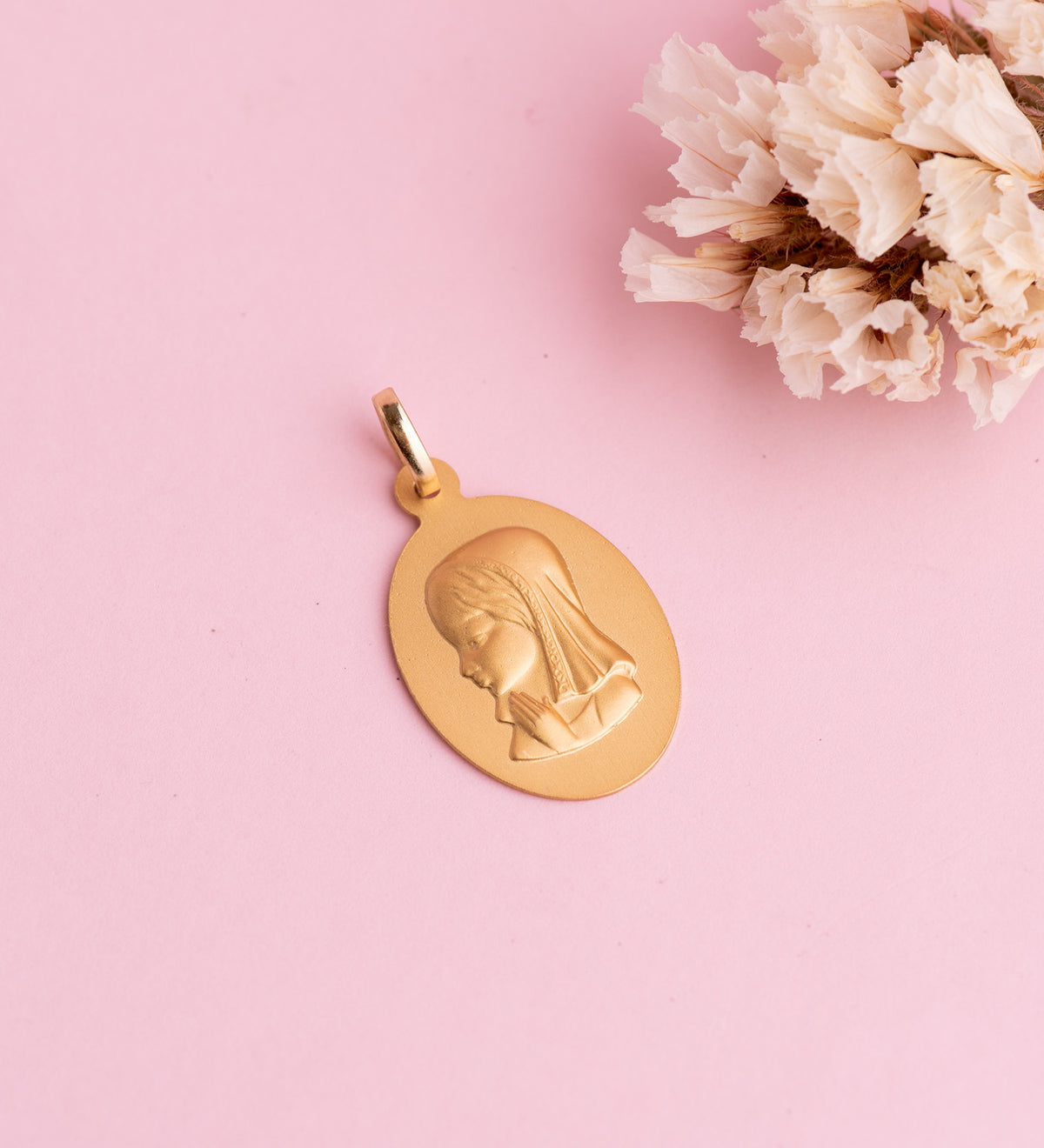 Medalla Virgen Niña Oval Lisa Matizada. Medida: 23 x 15 mm de oro amarillo 18K