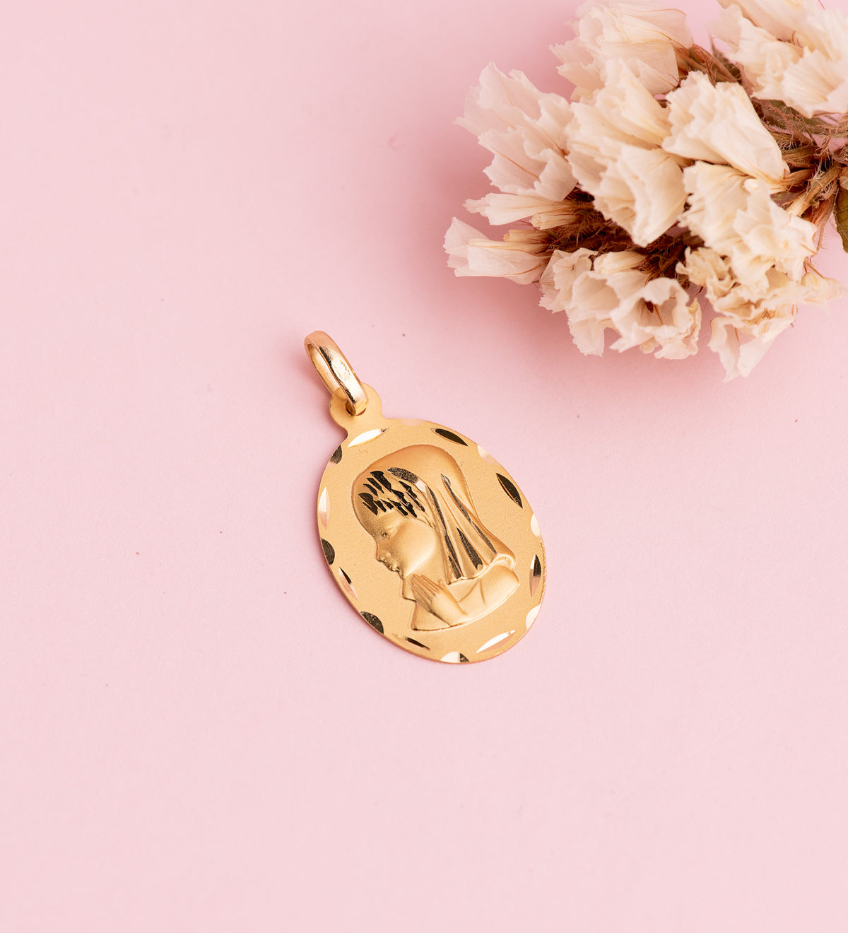 Medalla Virgen Niña Oval Tallada Matizada. Medida: 23 x 15 mm de oro amarillo 18K