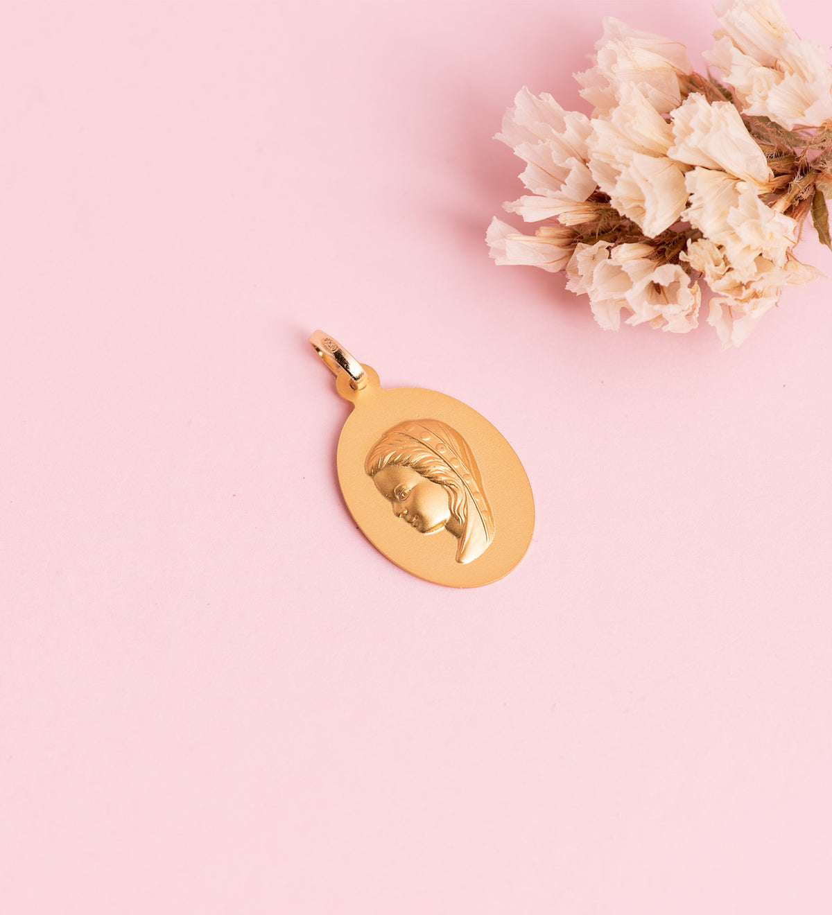 Medalla Virgen Niña Oval Lisa Matizada. Medida: 23 x 15 mm de oro amarillo 18K