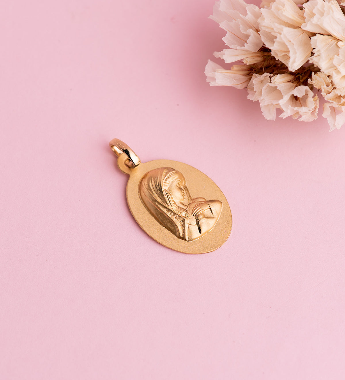Medalla Virgen Niña Oval Lisa Matizada. Medida: 22 x 14 mm de oro amarillo 18K