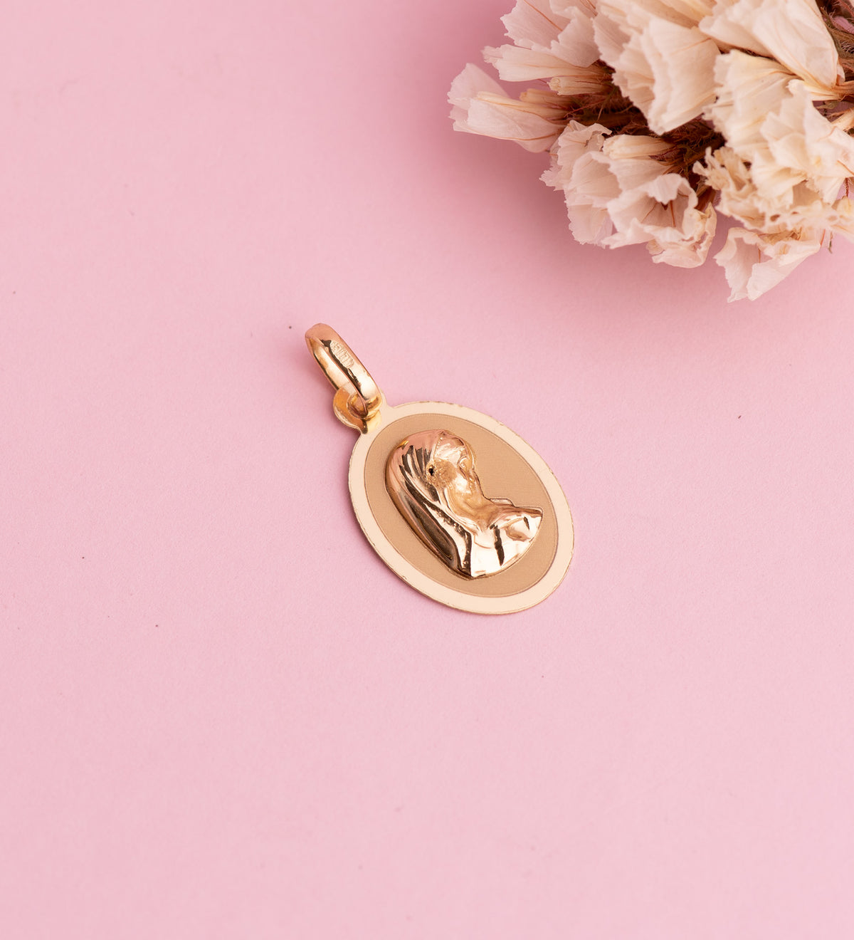 Medalla Virgen Niña en Brillo. Medida: 19 x 12 mm de oro amarillo 18K