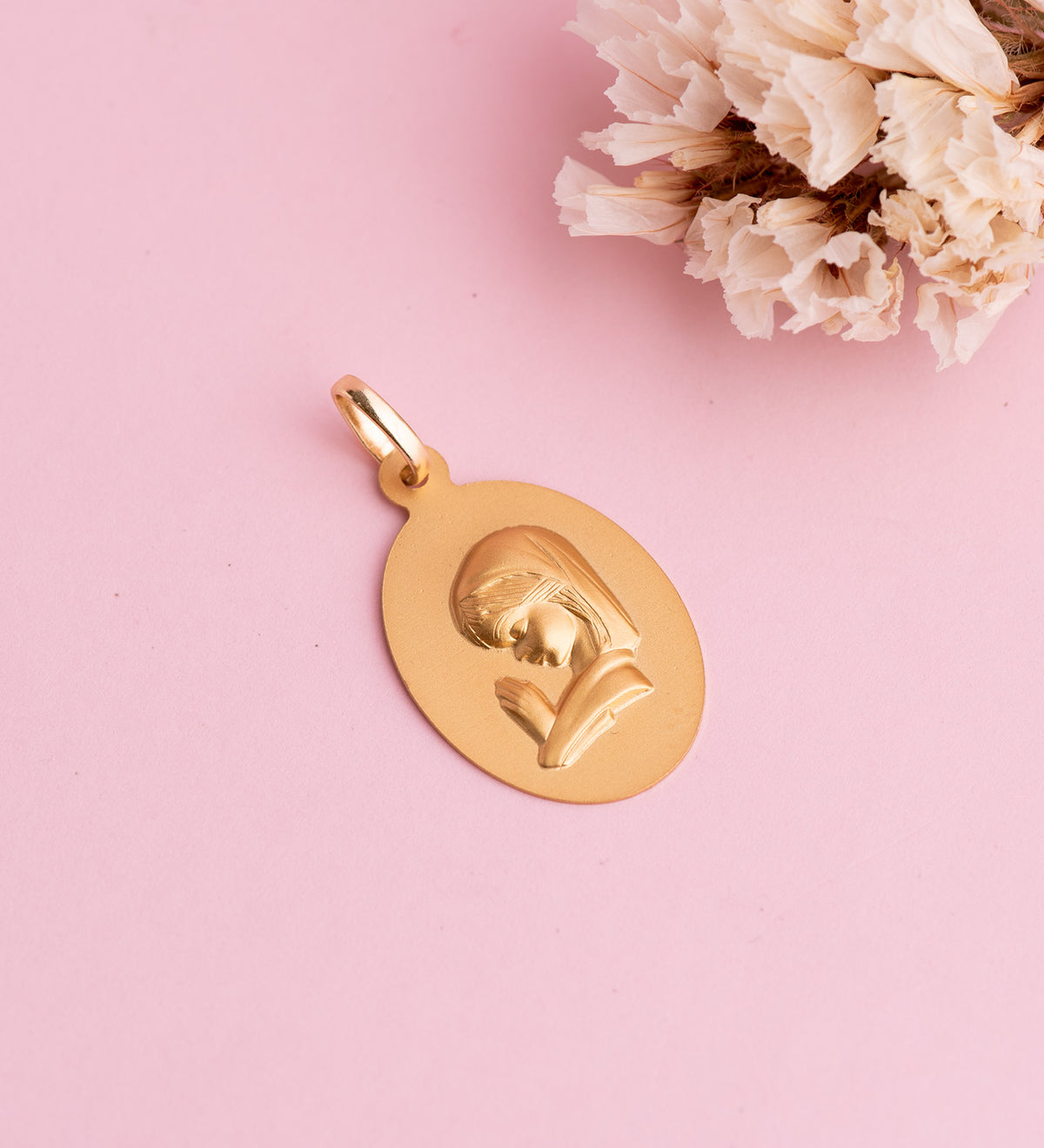 Medalla Virgen Niña Oval Lisa Matizada. Medida: 23 x 15 mm de oro amarillo 18K