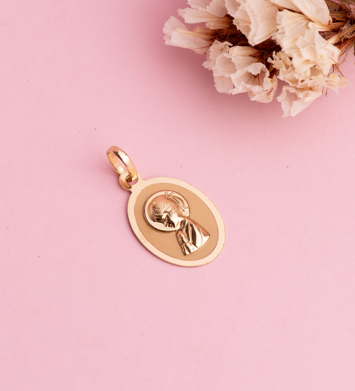 Medalla Virgen Niña en Brillo. Medida: 19 x 12 mm de oro amarillo 18K