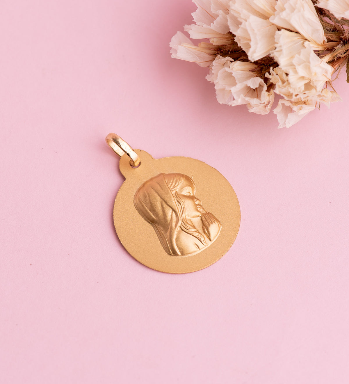 Medalla Virgen Niña Redonda Lisa Matizada. Medida: 20 mm de oro amarillo 18K