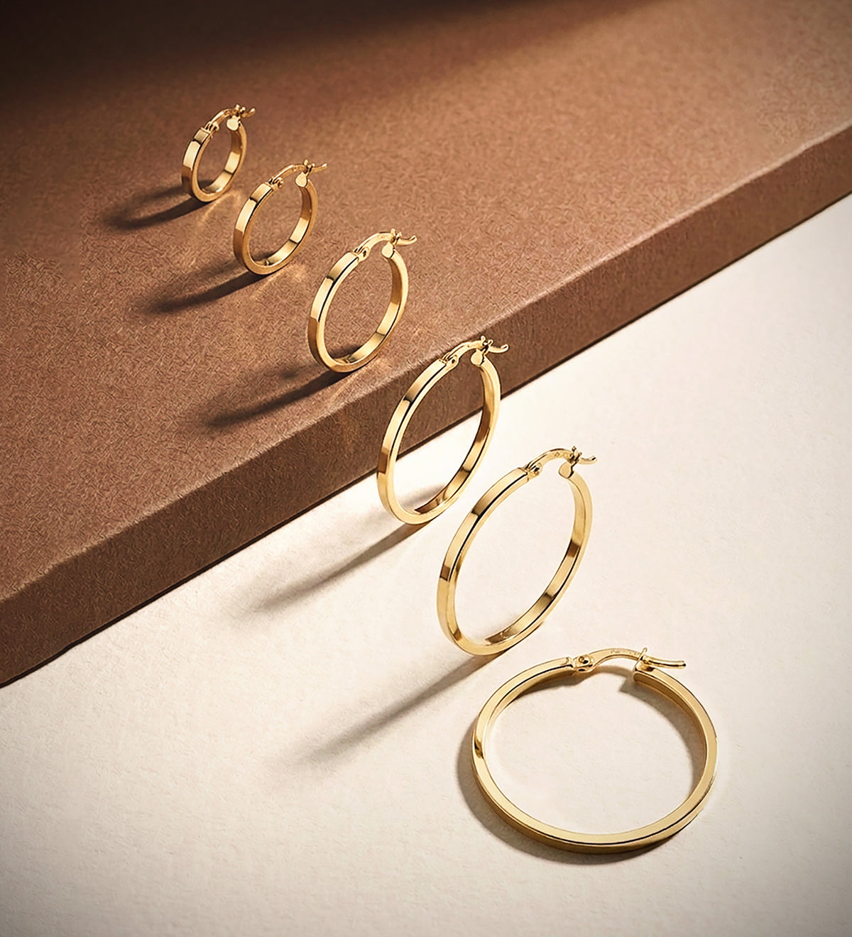 Aros Huecos Cuadrado Liso. Medida: 13 x 1,5 mm de oro amarillo 18K
