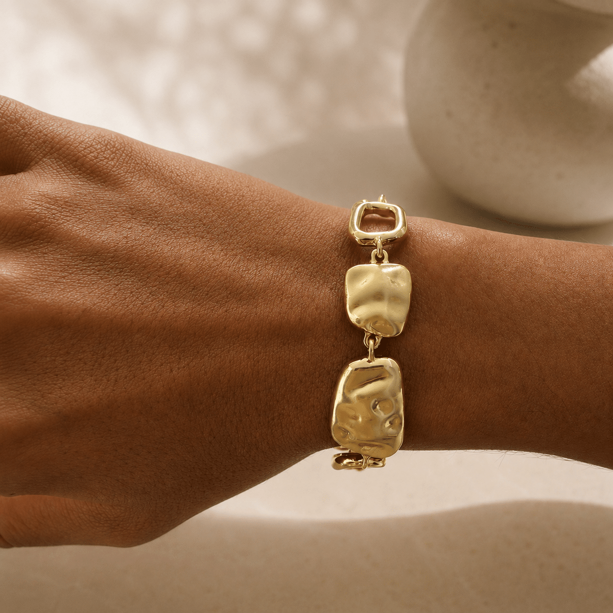 Pulsera troquelada con baño de oro de 14 quilates - imagen adicional - Joyería Zafir