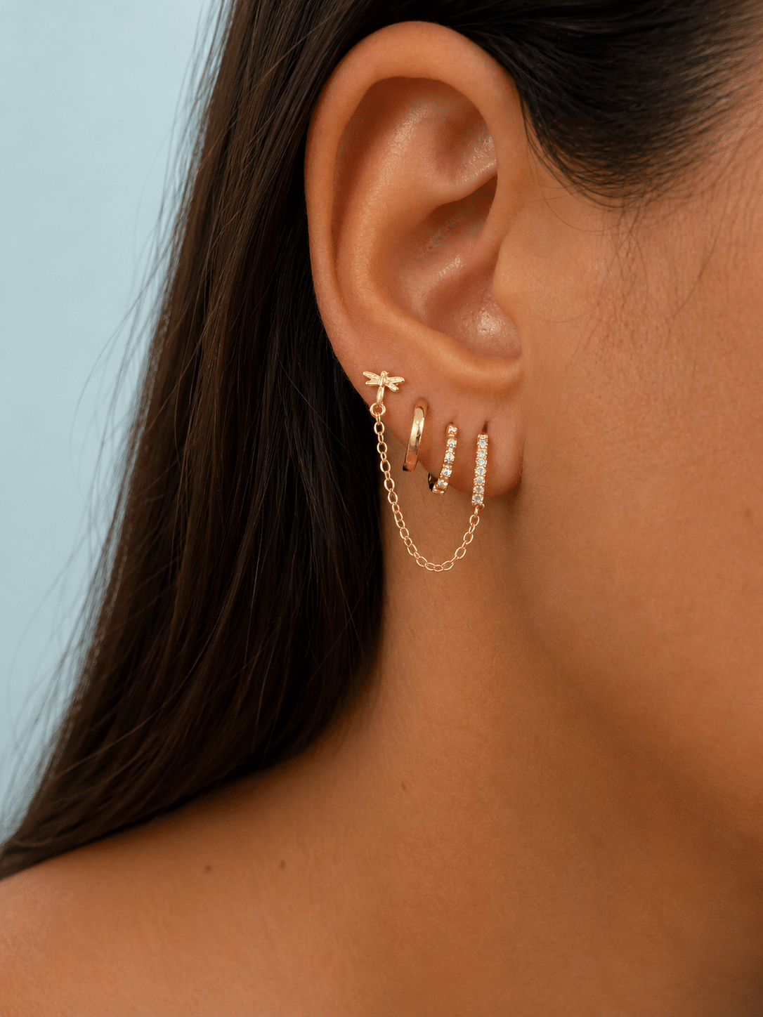 Pendientes cadena libélula de plata de ley con baño de oro de 14 quilates - imagen adicional - Joyería Zafir