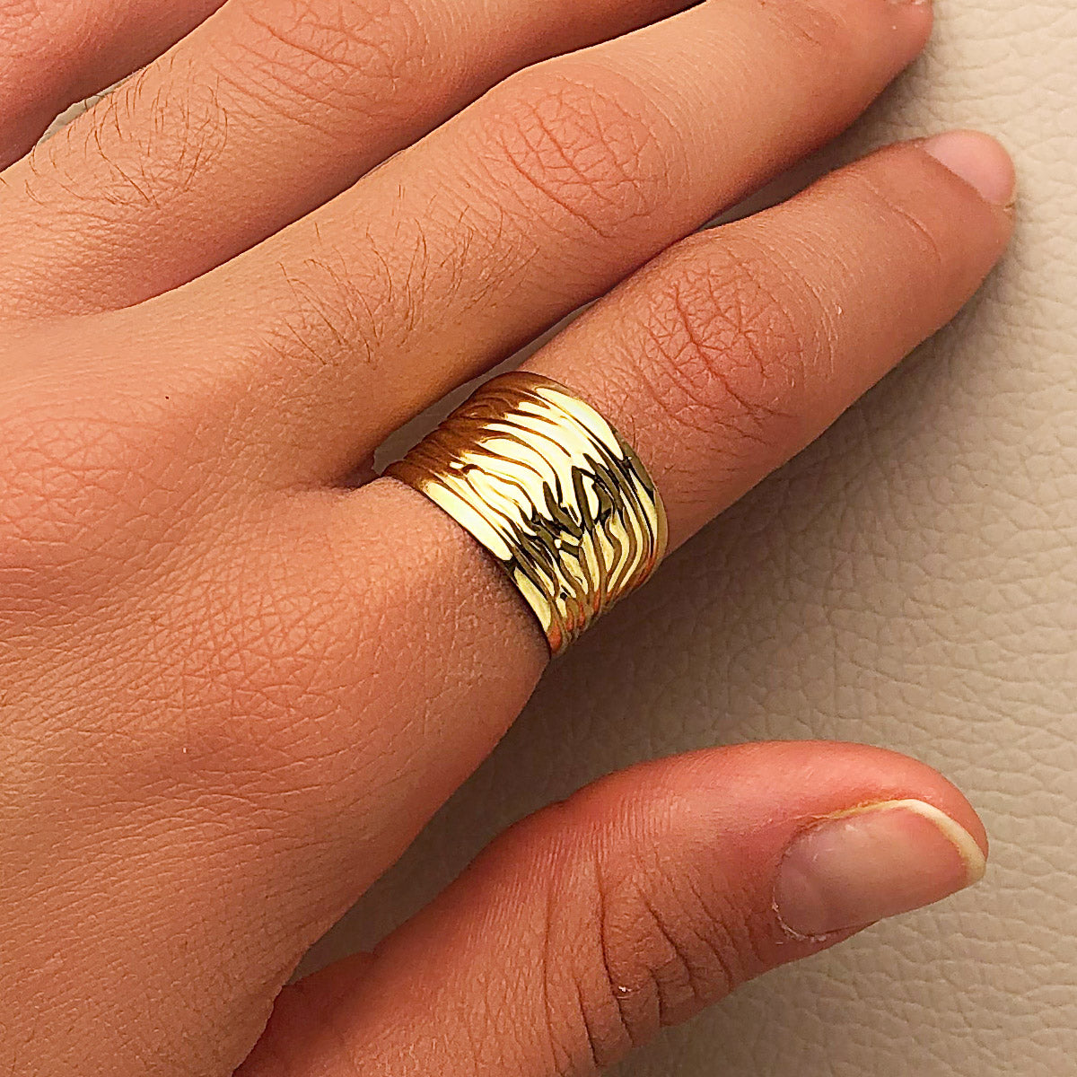 9K SORTIJA ORO AMARILLO ESTAMPADA EN BRILLO. ANCHO: 13 MM