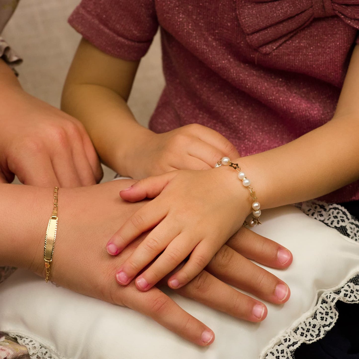 9K PULSERA ORO AMARILLO CON PERLA DE 5 MM Y ESTRELLAS CALADAS. 17CM