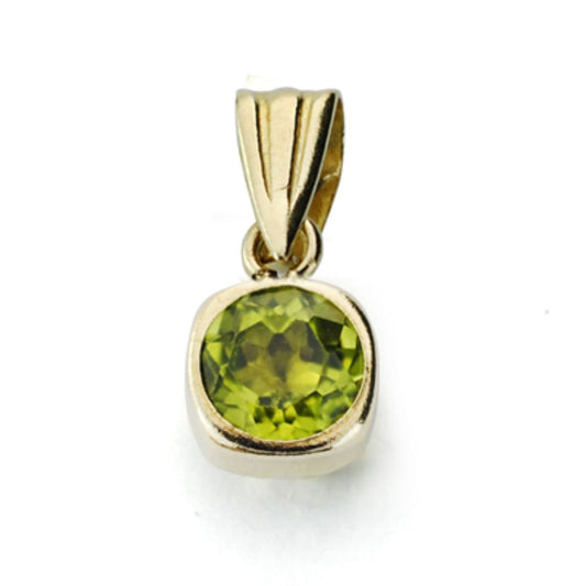 Colgante Cuadrado Olivina Natural 0,57 Qts. Ancho: 5 mm de oro amarillo 9K