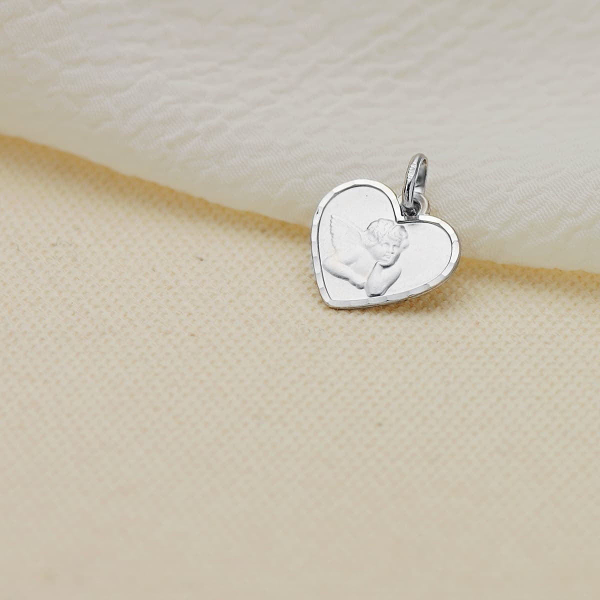 Medalla Blanco Angelito Burlon Corazon Borde Tallado 14 x 12 mm de oro amarillo 9K