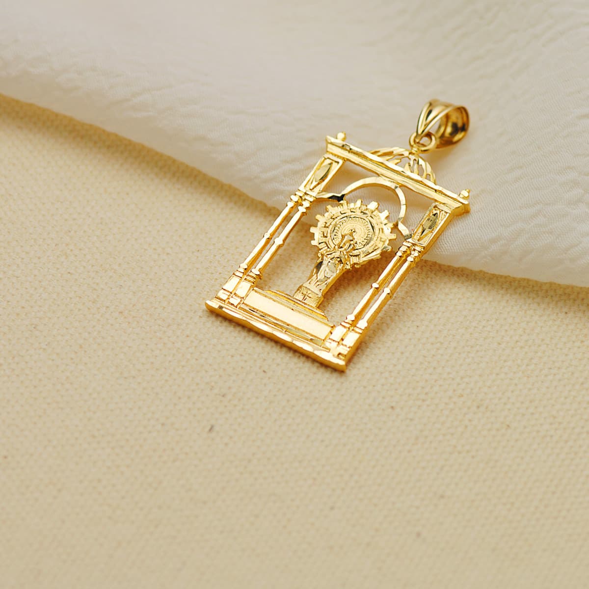 Colgante Virgen del Pilar Palio. 34 x 20 mm de oro amarillo 9K