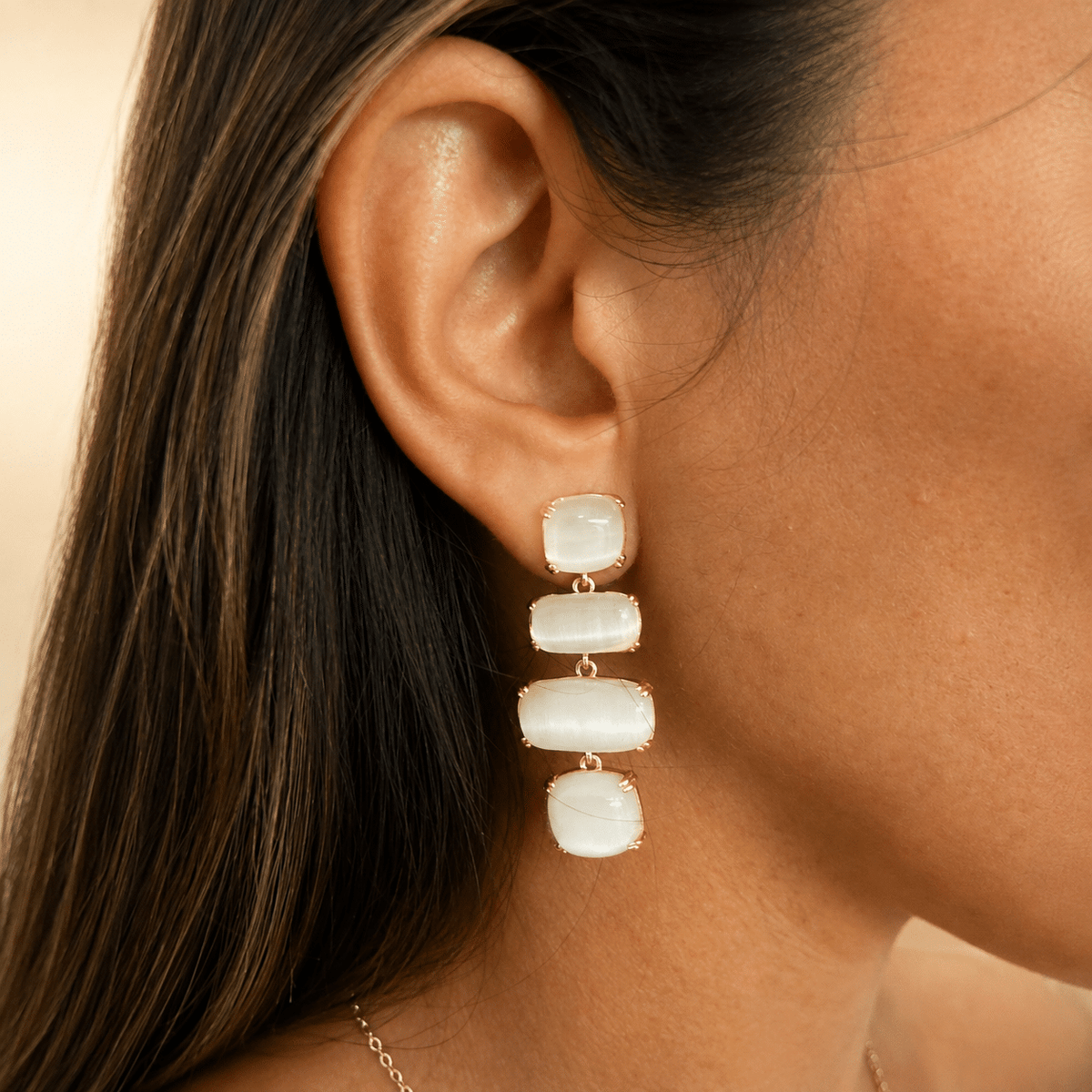Pendientes ojo de gato blanco con baño de oro de 14 quilates - imagen adicional - Joyería Zafir