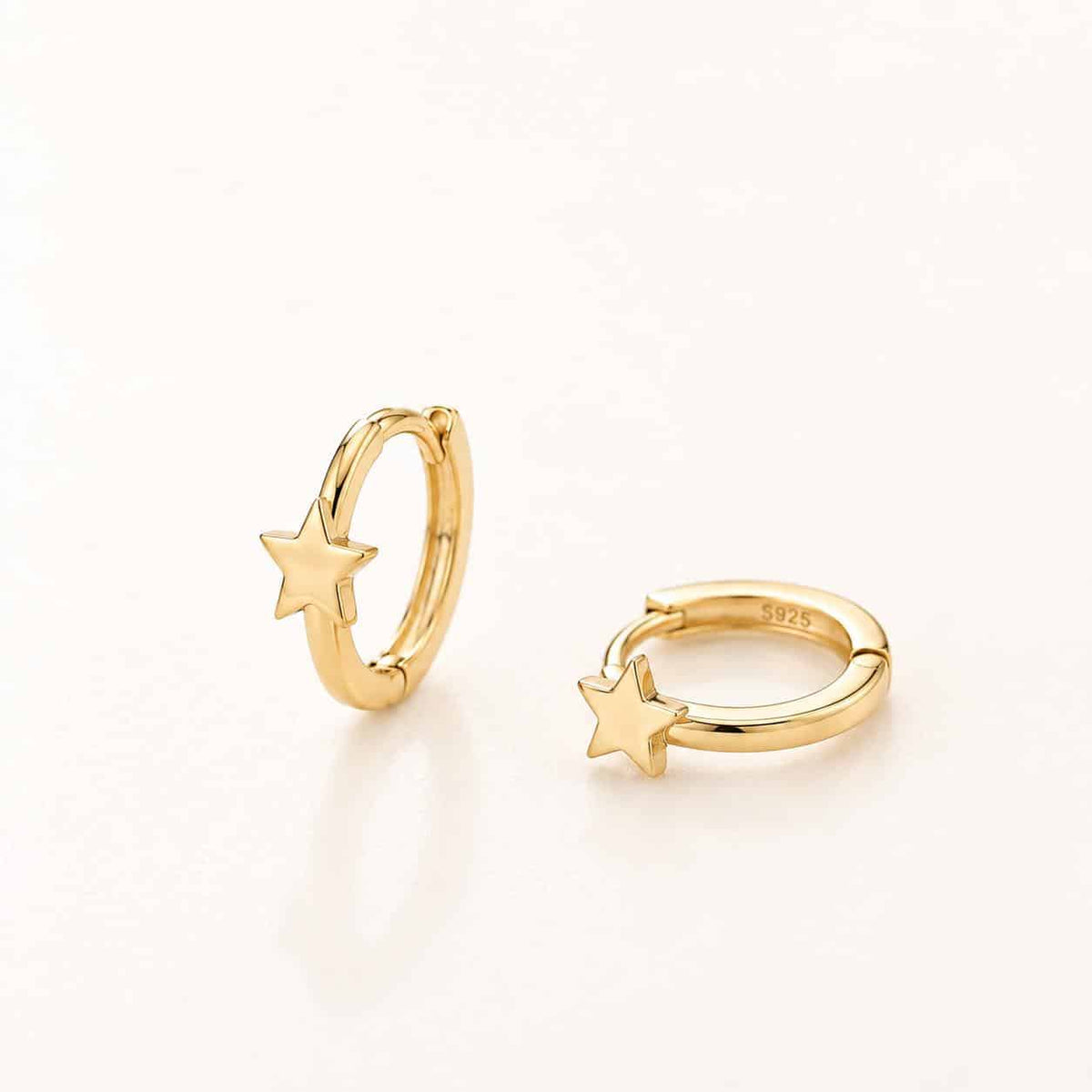 Pendientes aritos estrella de plata de ley con baño de oro de 14 quilates - Joyería Zafir