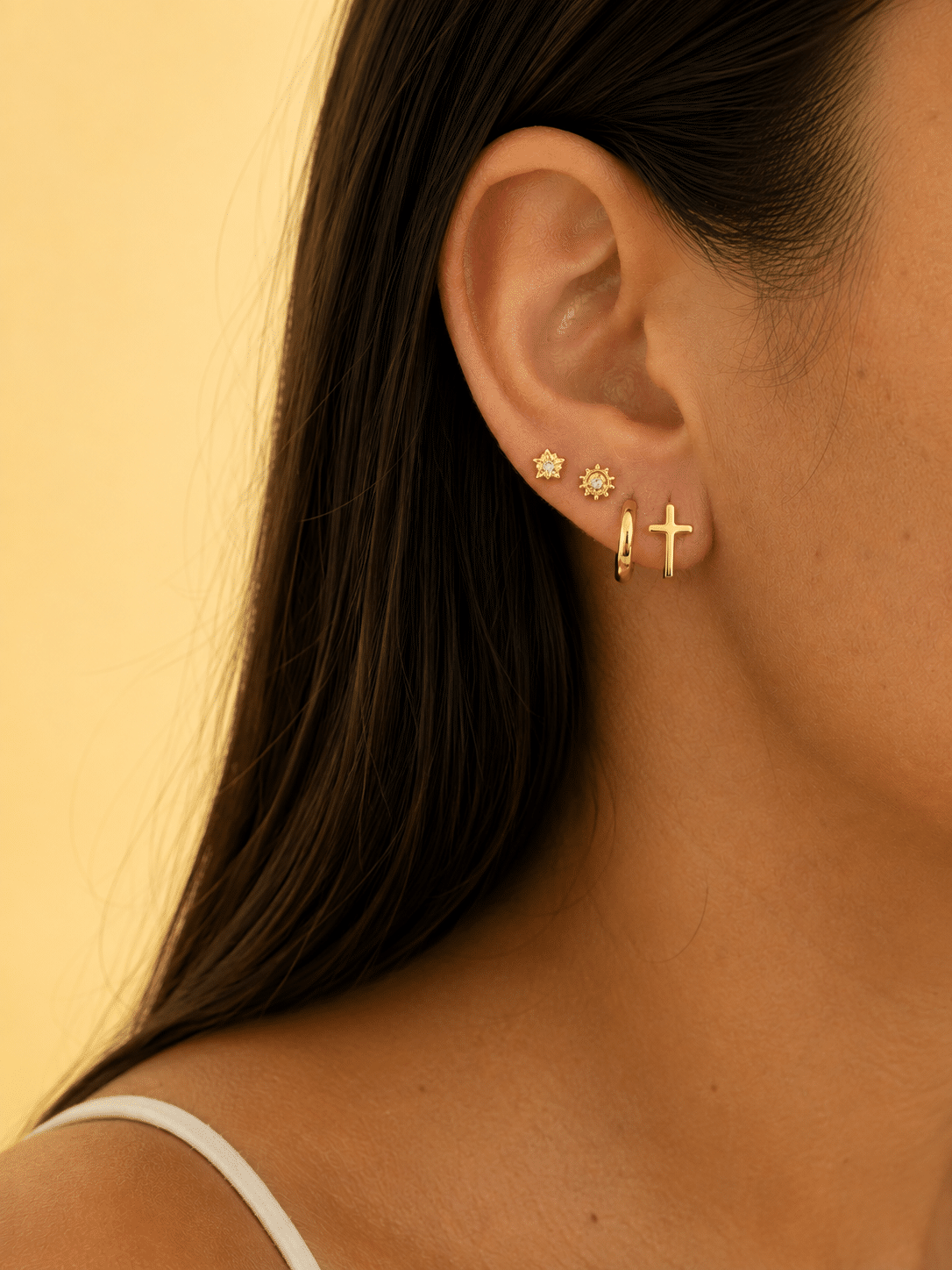 Pendientes cruz arito de plata de ley con baño de oro de 14 quilates - imagen adicional - Joyería Zafir
