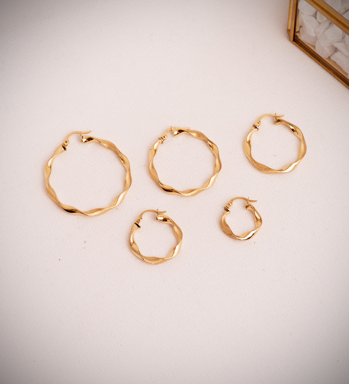 Aros Huecos Retorcidos Mate y Brillo 24 mm. Grosor: 3 mm de oro amarillo 18K
