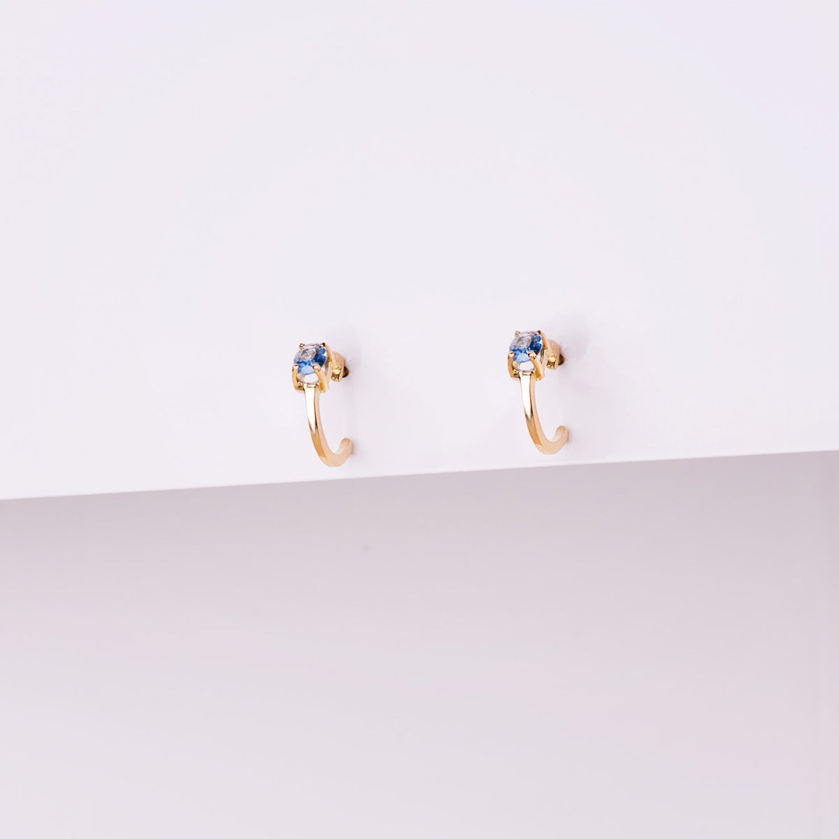 Pendientes Medio Aro Liso con Aguamarina 12 x 3 mm de oro amarillo 18K