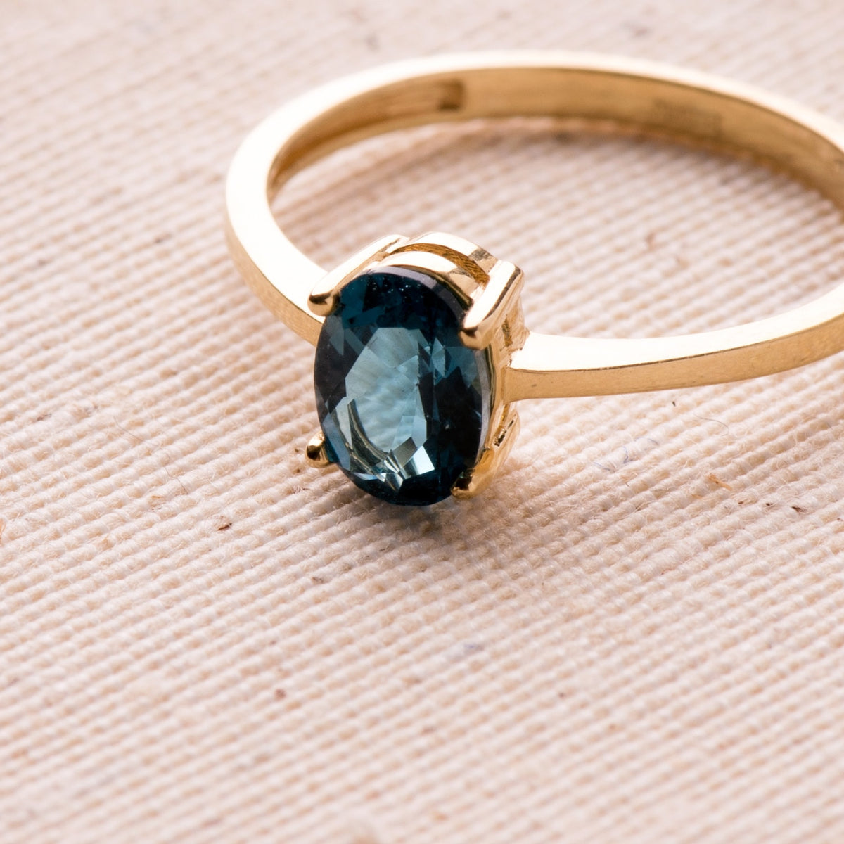 Sortija Garras Piedra Azul Blue London 7 x 5 mm Ancho Cuerpo 2 mm de oro amarillo 18K