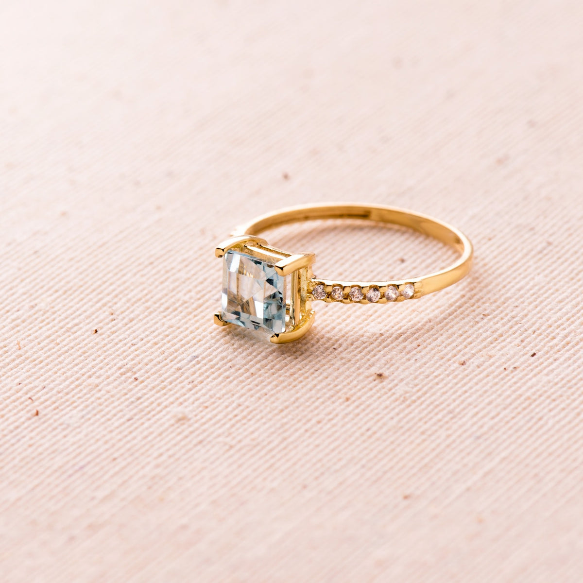 Sortija Circonita y Topacio Azul 6 x 6 mm Ancho Cuerpo 1,5 mm de oro amarillo 18K