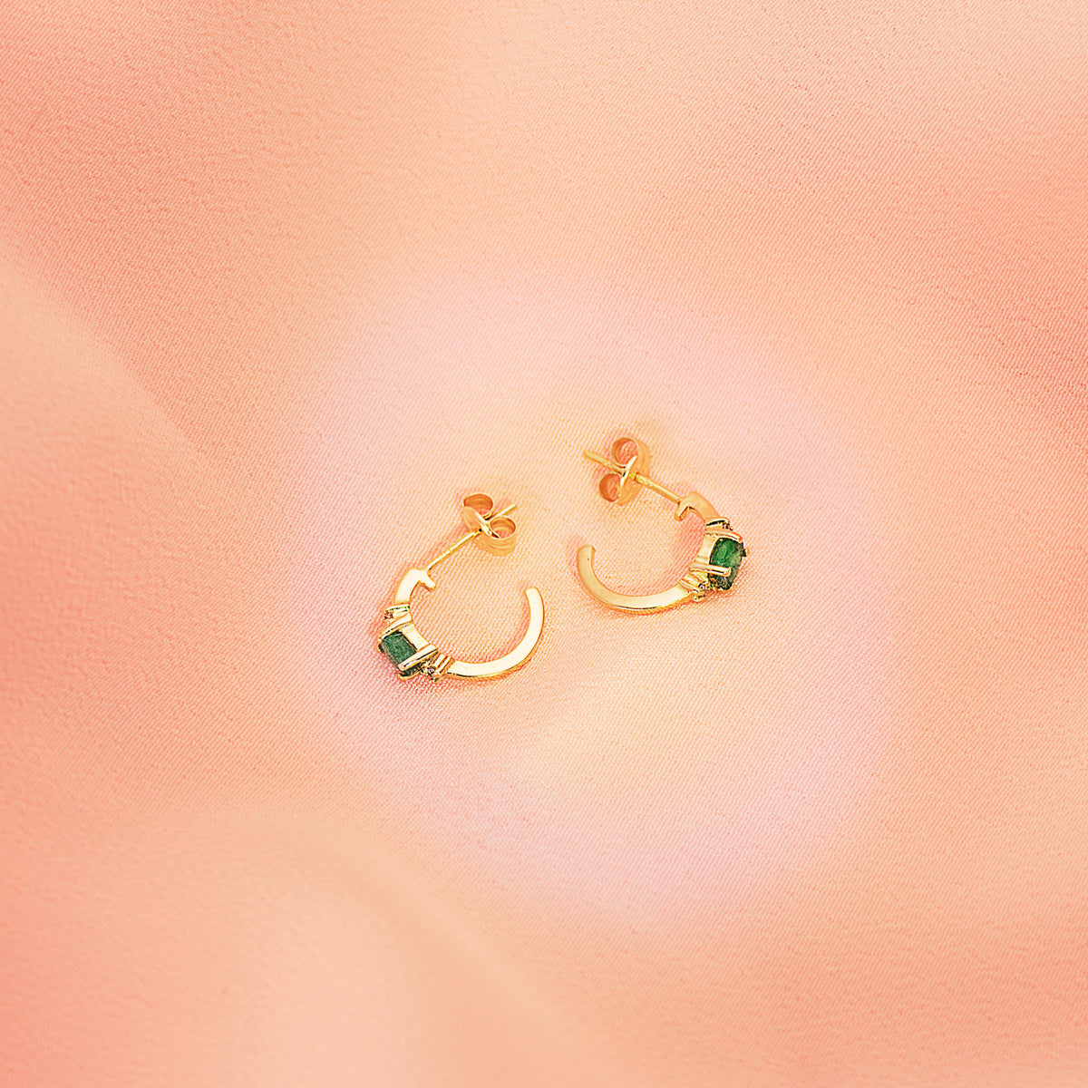 Pendientes Medio Aro Liso con Esmeraldas 12 x 3 mm de oro amarillo 18K