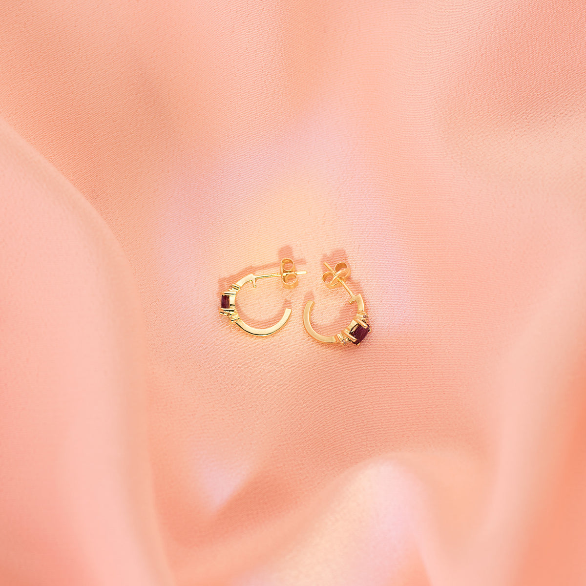 Pendientes Medio Aro Liso con Rubí 12 x 3 mm de oro amarillo 18K