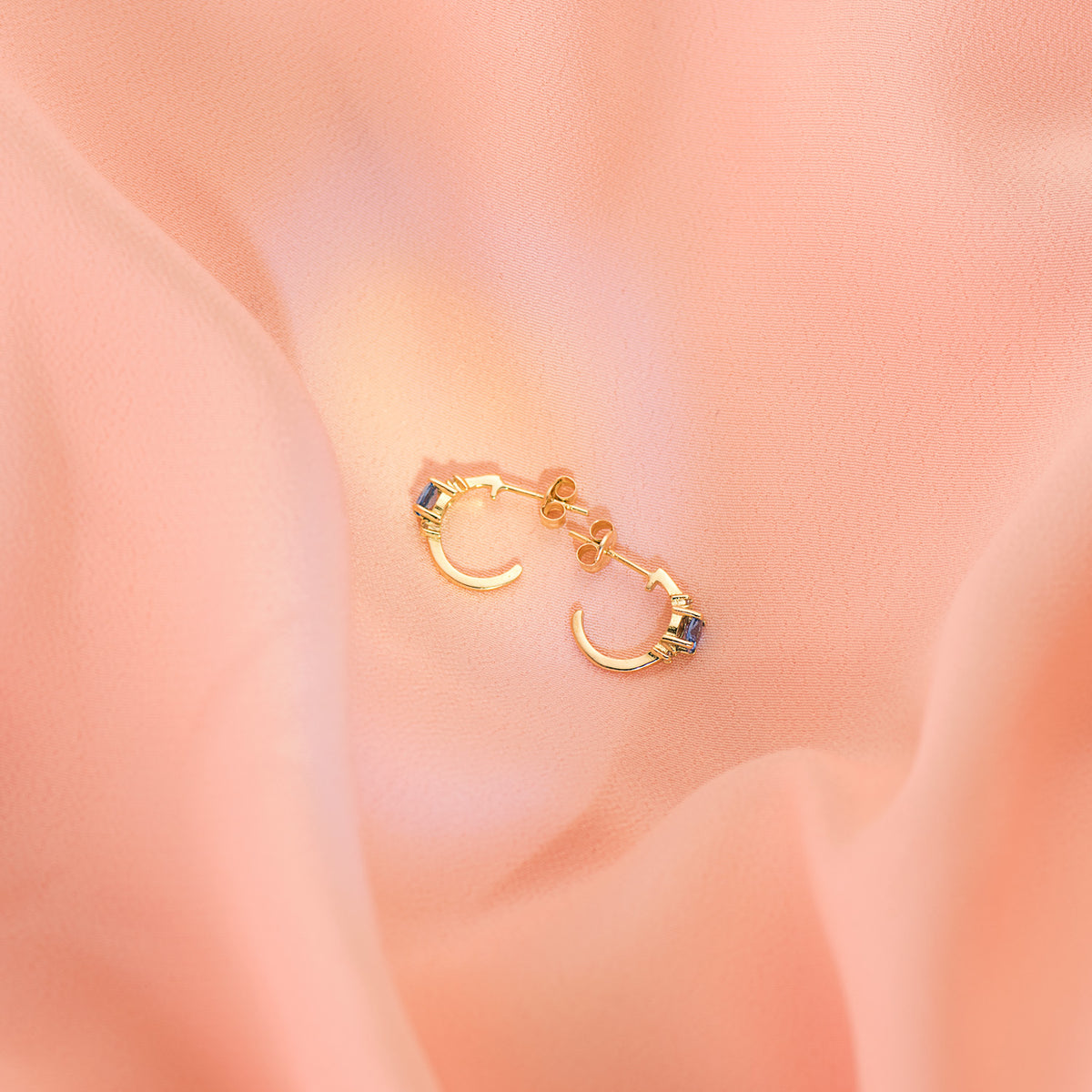 Pendientes Medio Aro Liso con Aguamarina 12 x 3 mm de oro amarillo 18K