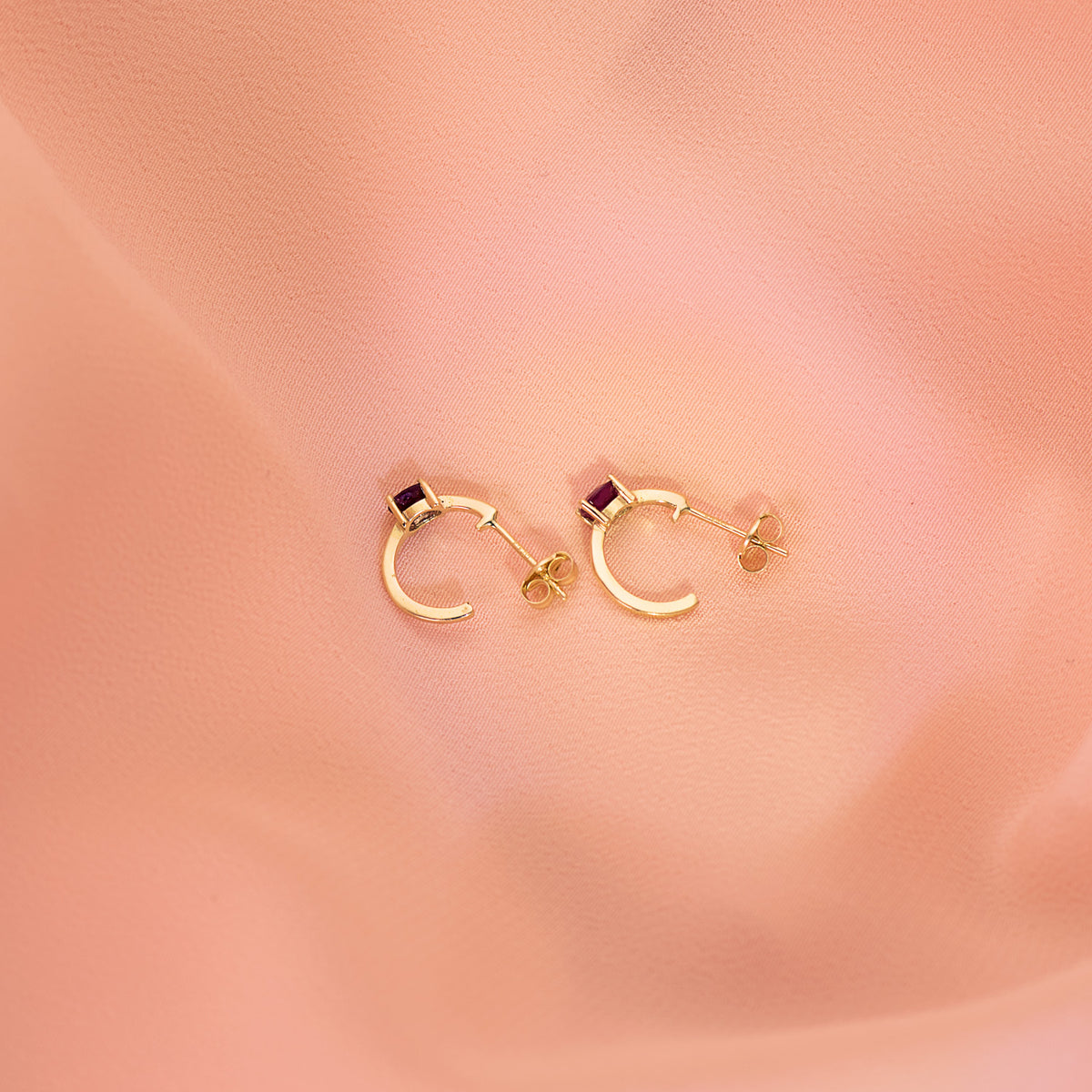 Pendientes Medio Aro Liso con Rubí 12 x 3 mm de oro amarillo 18K