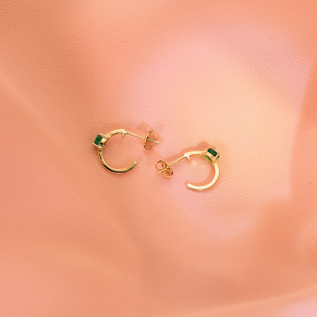 Pendientes Medio Aro Liso con Esmeraldas 12 x 3 mm de oro amarillo 18K