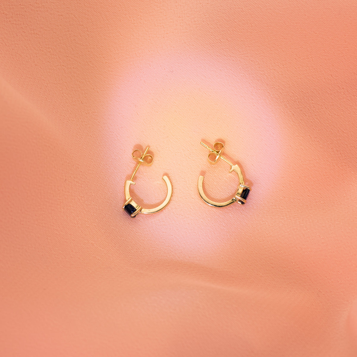 Pendientes Medio Aro Liso con Zafiros 12 x 3 mm de oro amarillo 18K