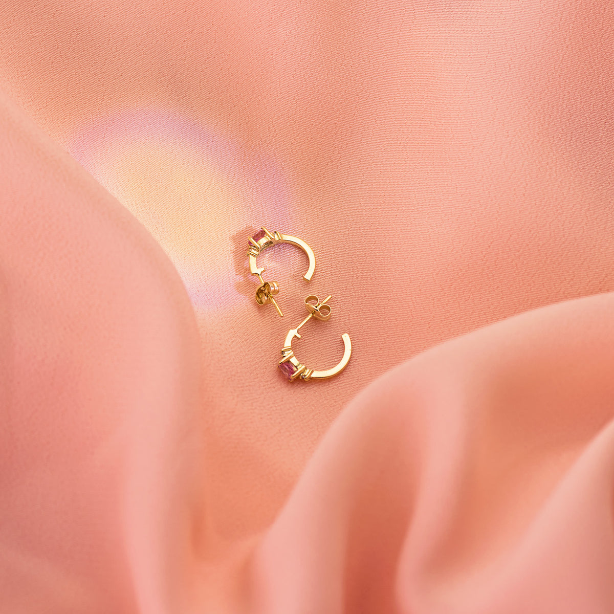Pendientes Medio Aro Liso con Circonita Rosa 12 x 3 mm de oro amarillo 18K