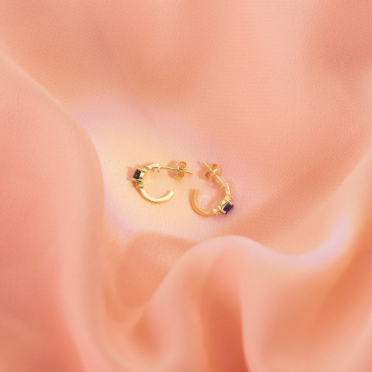 Pendientes Medio Aro Liso con Zafiros 12 x 3 mm de oro amarillo 18K