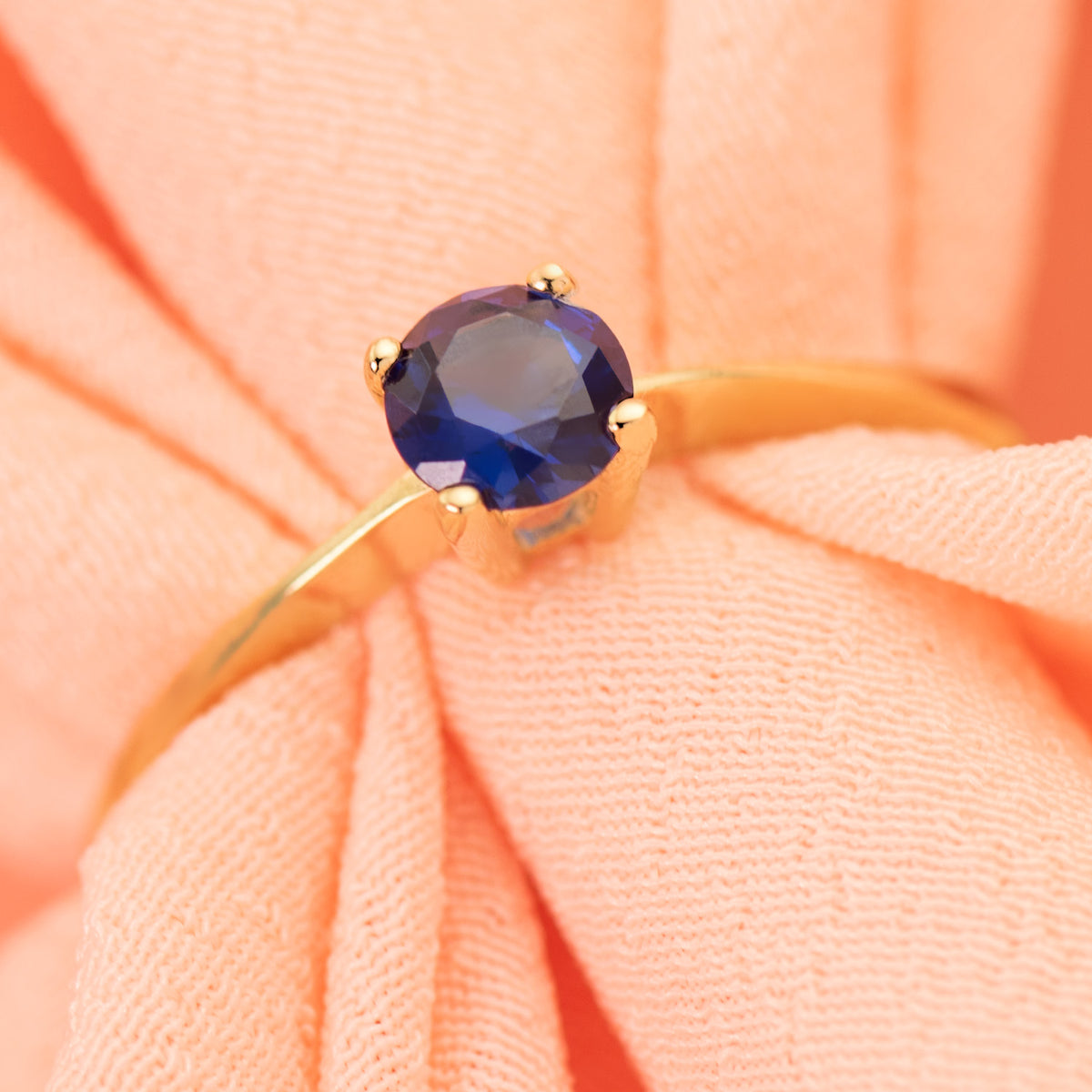 Solitario con Circonita Azul 4 Garras de 5 mm de oro amarillo 18K