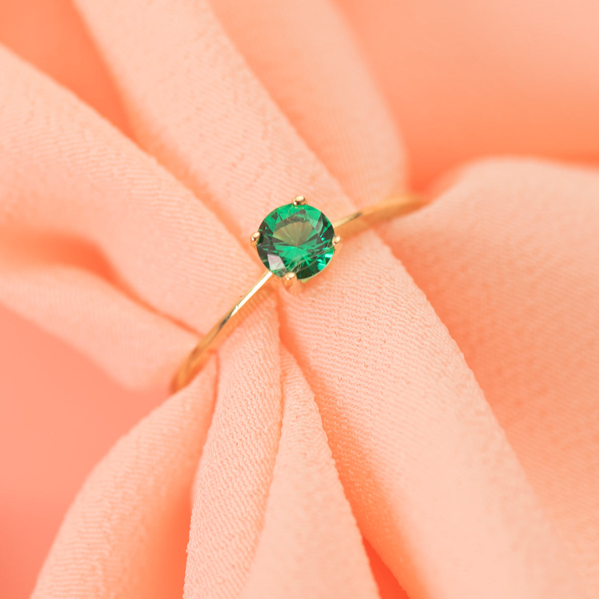 Solitario con Circonita Verde 4 Garras de 5 mm de oro amarillo 18K