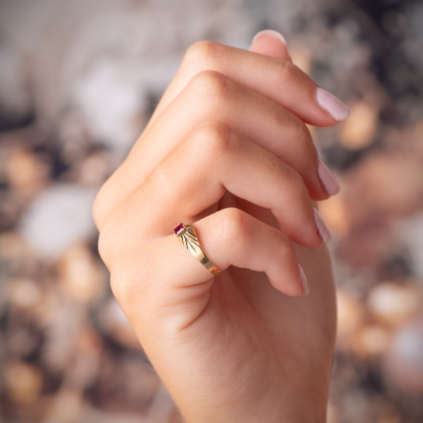 18K SOLITARIO ORO AMARILLO PEQUEÑO BEBE O MEÑIQUE CIRCONITA ROJA CUADRADA 3MM