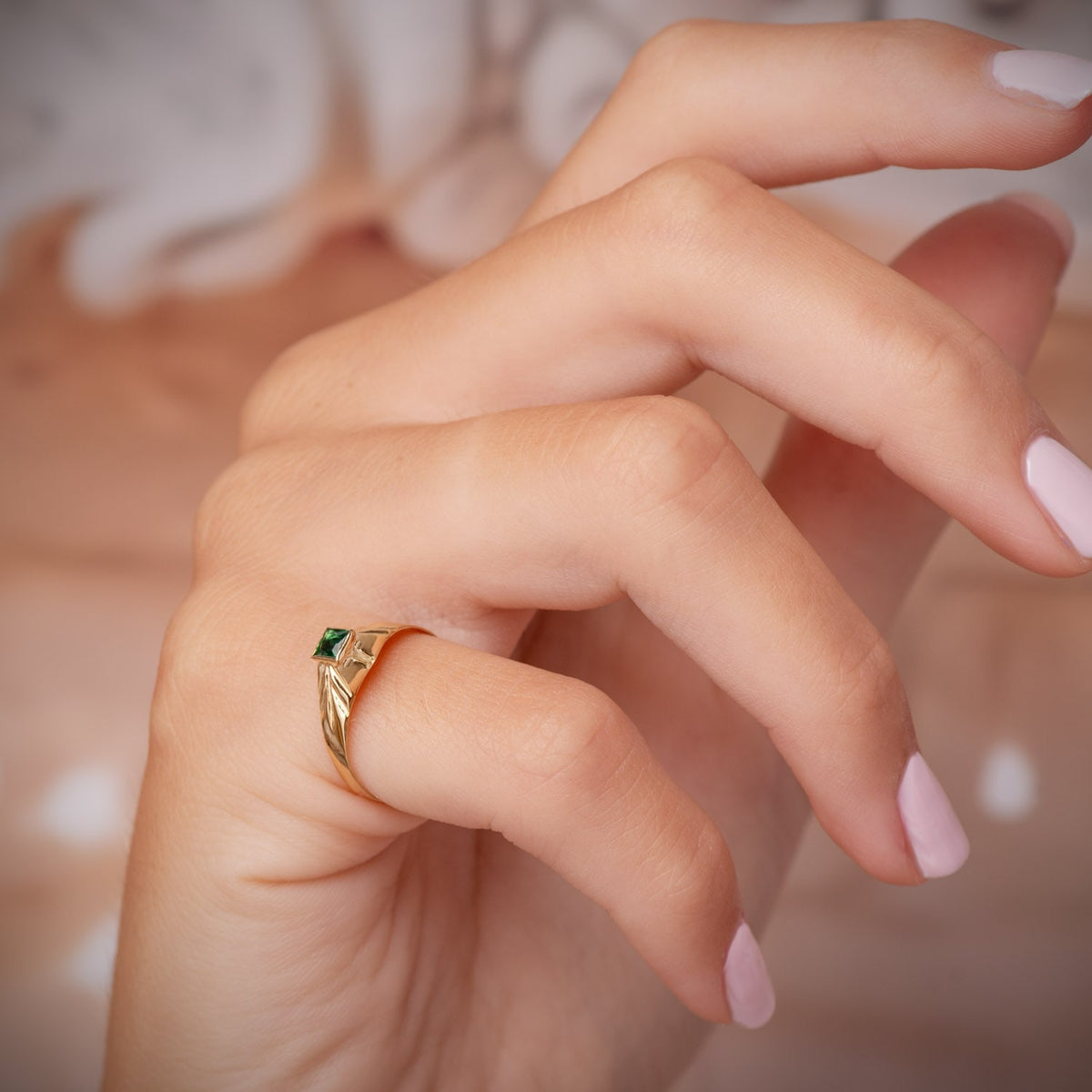 Solitario Pequeño Bebe O Meñique Circonita Verde Cuadrada 3 x 3 mm de oro amarillo 18K