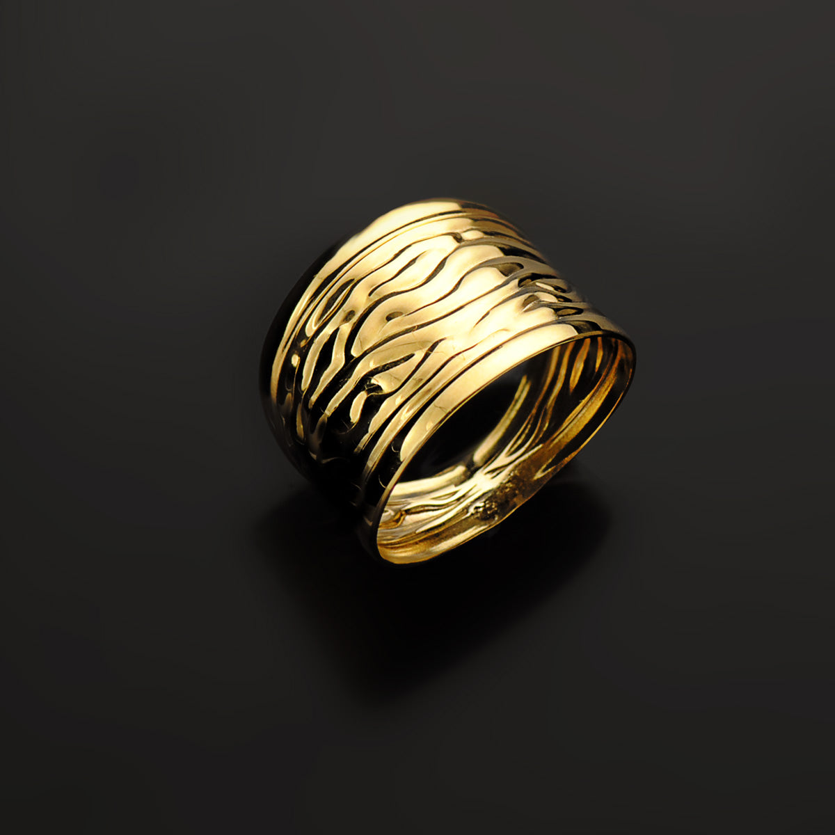 Sortija Trazada con Ondas en Brillo Ancho 13 mm de oro amarillo 18K