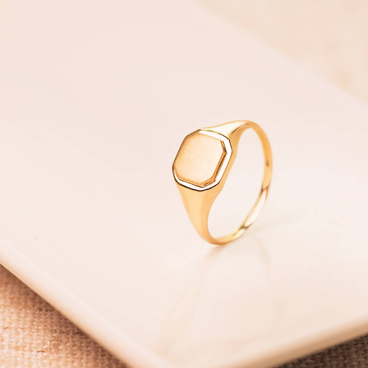 Sello Macizo sin Forrar Octogonal. Zona de Grabado: 8 x 8 mm de oro amarillo 18K