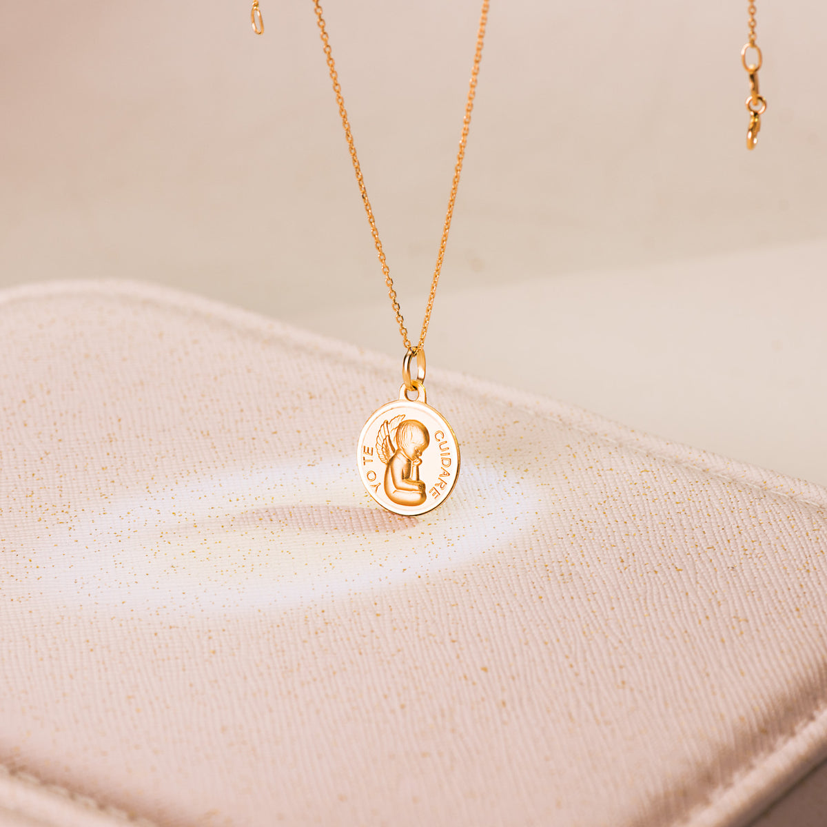 Medalla Angelito "yo Te Cuidare" Bisel. Medida: 14 mm de oro amarillo 18K