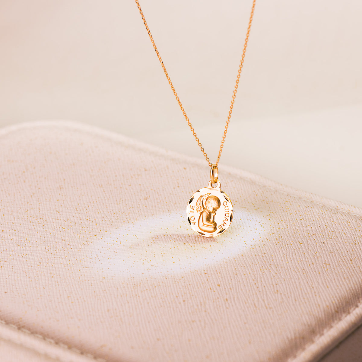 Medalla Angelito "yo Te Cuidare" Tallada. Medida: 14 mm de oro amarillo 18K