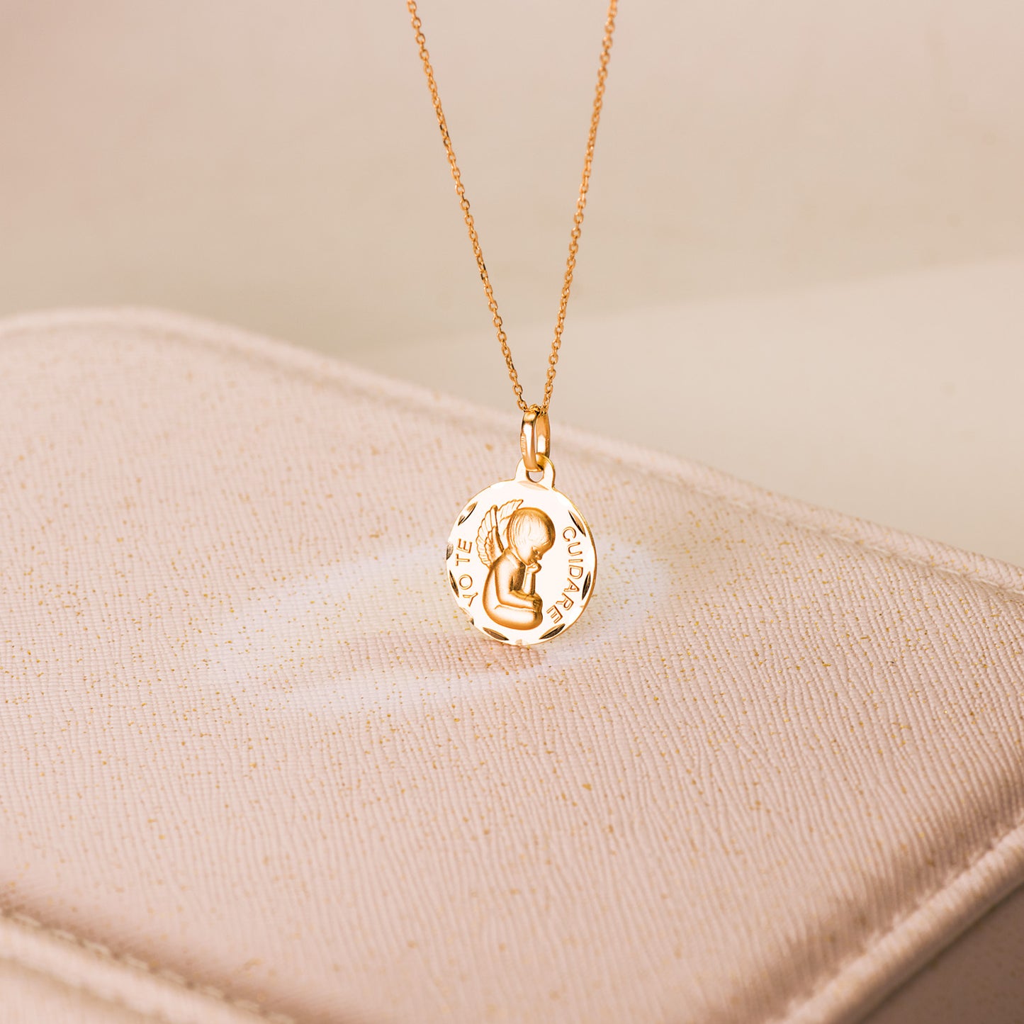 18K MEDALLA ORO AMARILLO ANGELITO "YO TE CUIDARE" TALLADA. MEDIDA: 16 MM